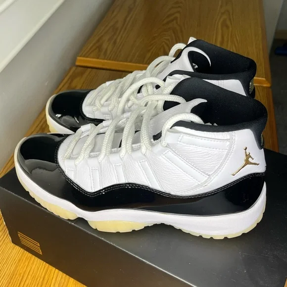 Jordan Black and White Athletic Shoes with Iconic Design AIR JORDAN - RETRO 6 - WHITE/BLACK RELEASING 06/08 – Nohble main image 4
